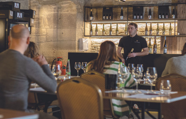 Weinprobe in der Vinothek auf Schloss Frankenberg