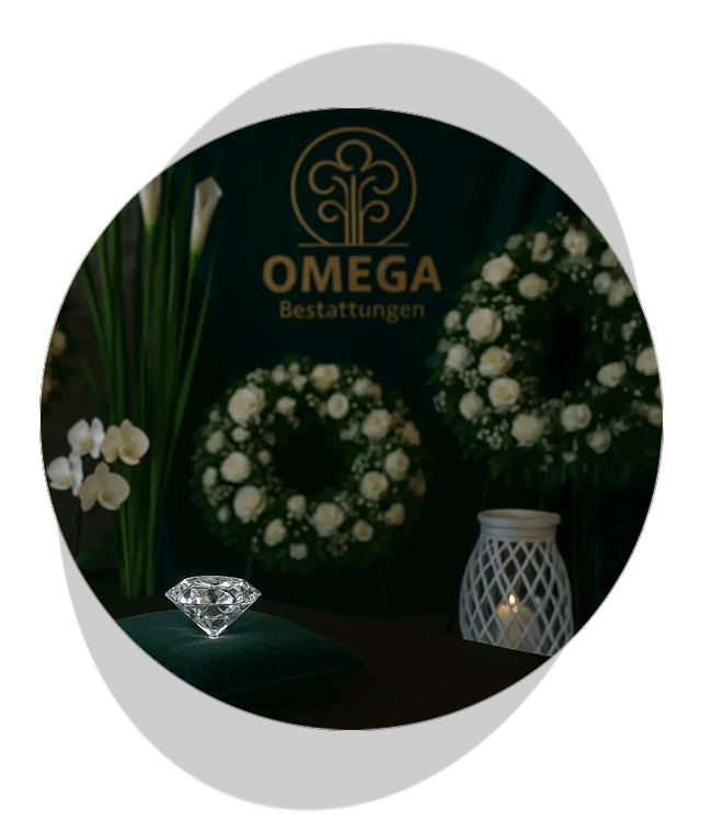 Gedenkarrangement von OMEGA Bestattungen mit Blumen, Laterne und persönlichem Erinnerungsstück
