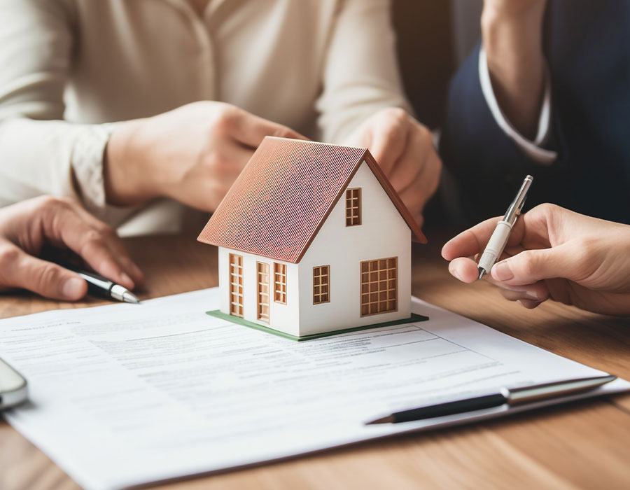 Symbolfoto Hausmodell und Vertrag – Immobilienverkauf und Vermietung in Würzburg, Kitzingen und Ochsenfurt